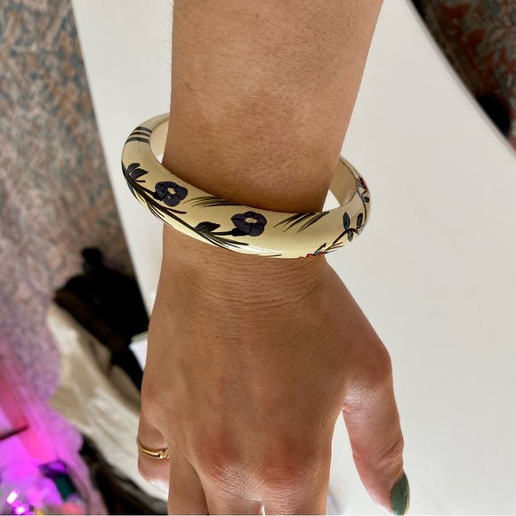 Wooden floral bangle - Picture 4 of 4